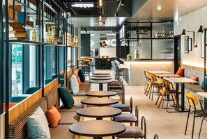 Breakfast, lunch and dinner served - ibis London Sutton Point (Sutton)