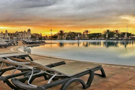Una piscina al aire libre