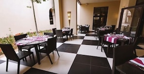 Outdoor dining - Oasis Atlantico Blue Pearl Beach and spa (Madagh)