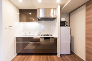 Fridge, microwave, stovetop, cookware/dishes/utensils - Twin Suite 40m2 / Chuo-ku Tokyo (Chuo-ku)