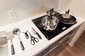 Kühlschrank, Mikrowelle, Herdplatte, Kochgeschirr/Geschirr/Besteck