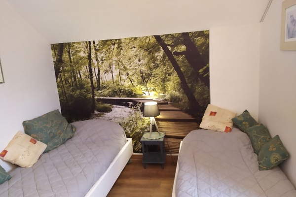 2 habitaciones, escritorio y tabla de planchar con plancha