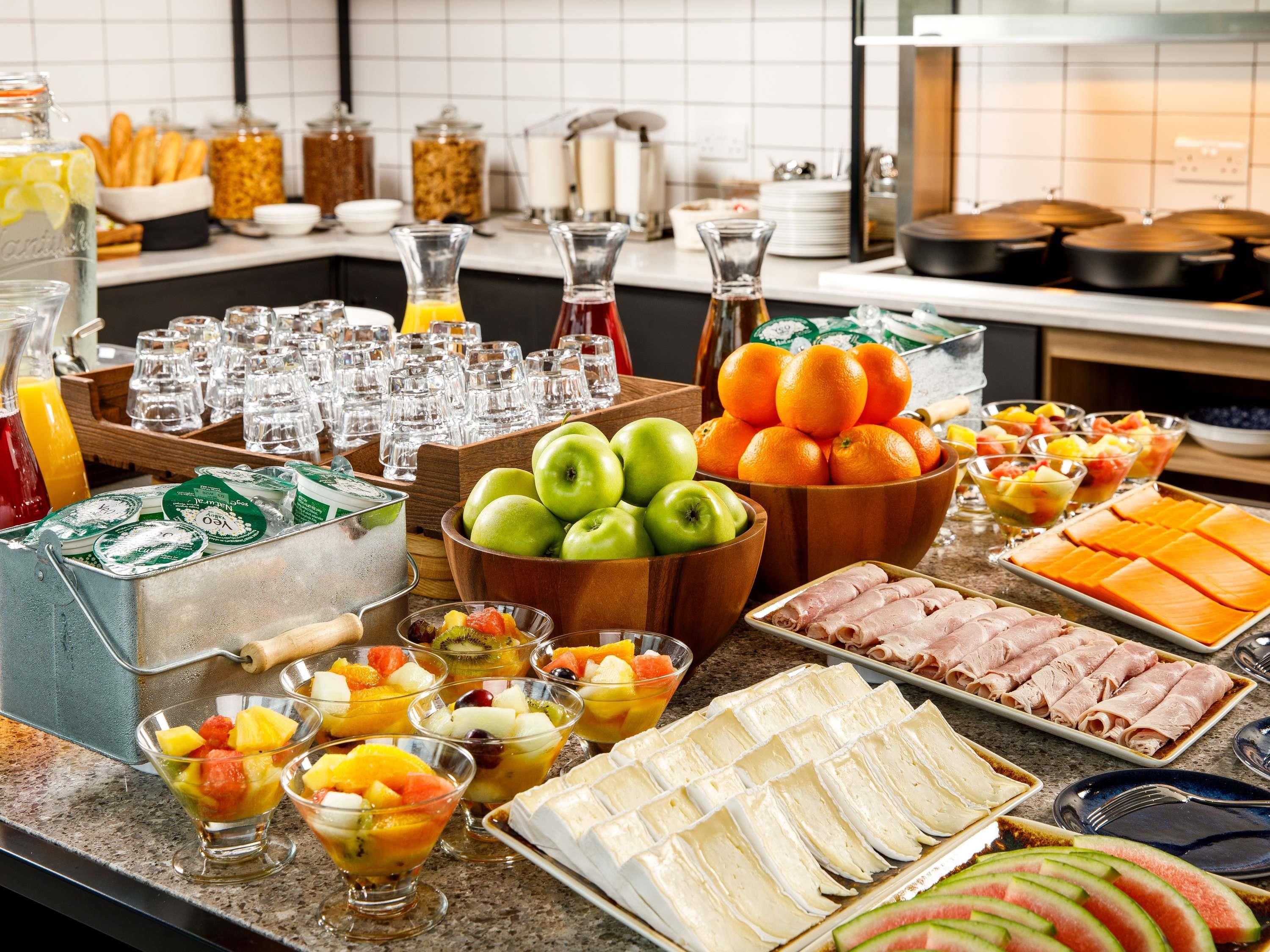 Una amplia variedad de alimentos y bebidas en un bufé.
