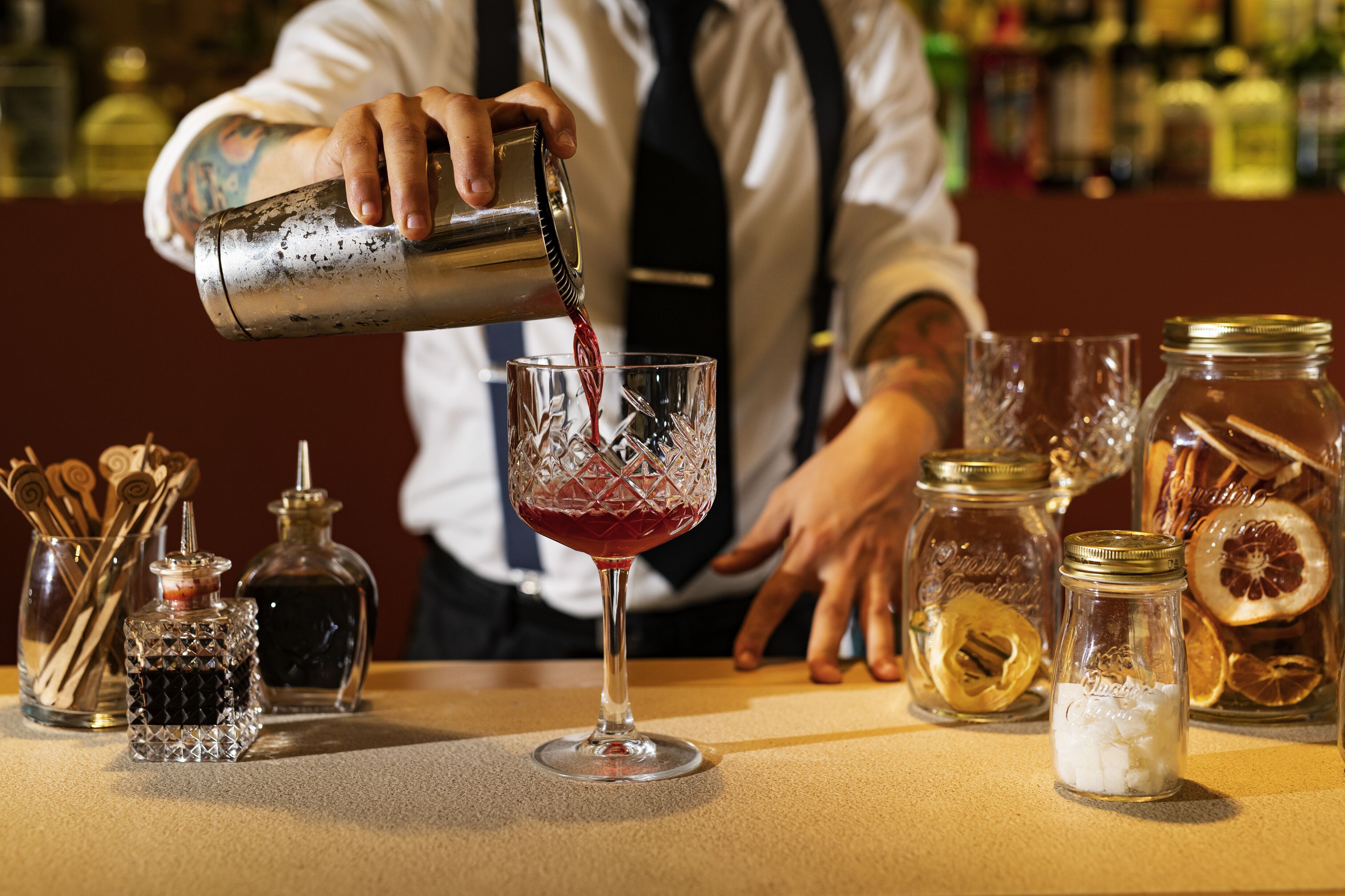 Un barman verse une boisson dans un verre.