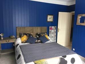 3 bedrooms, desk, iron/ironing board, travel crib