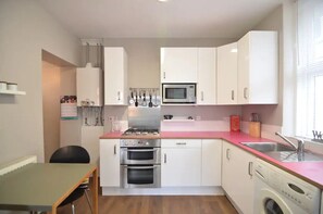 Fridge, microwave, oven, stovetop - 2 Bed House near Beach & Town Centre of Bournemouth (Bournemouth)