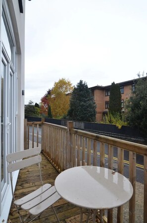 Outdoor dining - 2 Bed House near Beach & Town Centre of Bournemouth (Bournemouth)