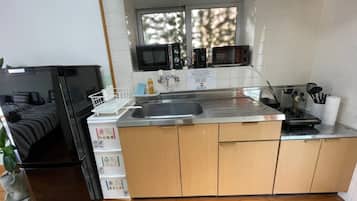 Kühlschrank, Mikrowelle, Herdplatte, Kochgeschirr/Geschirr/Besteck