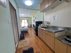 1 bedroom, desk, free WiFi, bed sheets - N202  Free parking  Pineapple Park 2 minutes on / Nago Okinawa (Nago)