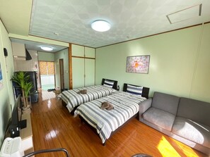 1 bedroom, desk, free WiFi, bed sheets - N202  Free parking  Pineapple Park 2 minutes on / Nago Okinawa (Nago)