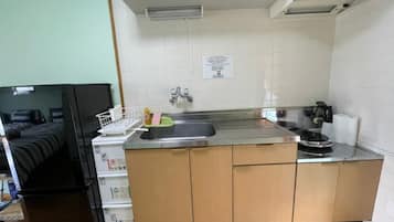 Kühlschrank, Mikrowelle, Herdplatte, Kochgeschirr/Geschirr/Besteck