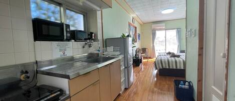 Kühlschrank, Mikrowelle, Herdplatte, Kochgeschirr/Geschirr/Besteck