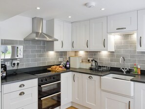 Oppvaskmaskin og høy barnestol