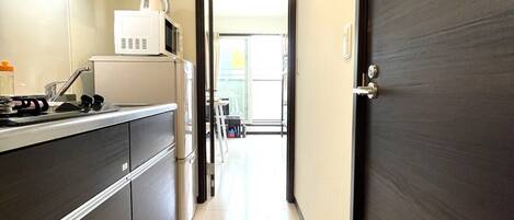 Réfrigérateur, four à micro-ondes, surface de cuisson