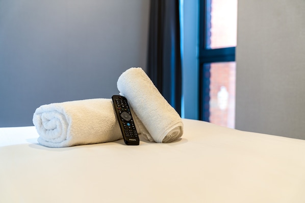 Basic dubbelrum | Memory foam-madrasser, ljudisolering och strykjärn/strykbräda