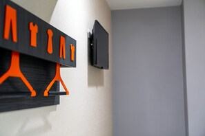 Memory-foam beds, soundproofing, iron/ironing board, free WiFi - easyhotel Oxford (Oxford)