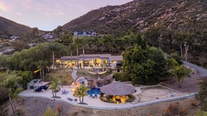 Een groot resort met meerdere gebouwen, een zwembad en een waterval.