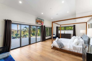 7 bedrooms, desk, iron/ironing board, travel crib