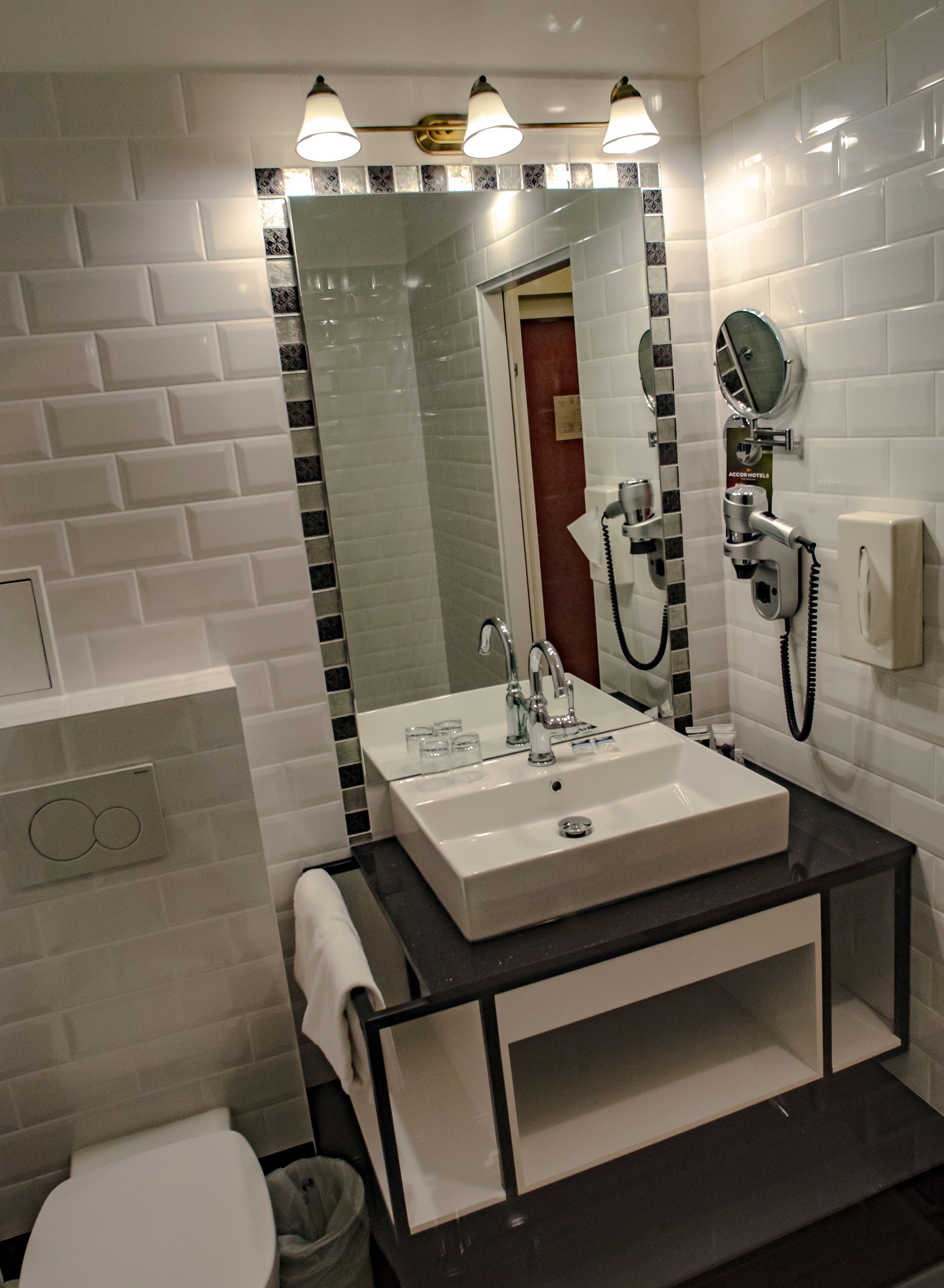 deluxe double or twin room, non smoking | bathroom | shower, rainfall showerhead, free toiletries, hair dryer