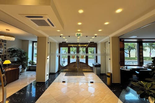 Lobby lounge