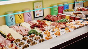 A deli counter with various cheeses, meats, and condiments. - Hotel Secession an der Oper (Vienna)