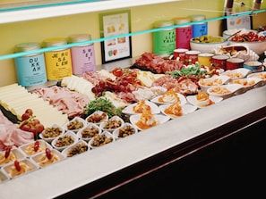 Desayuno buffet los días de semana (EUR 23 por persona)