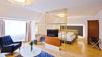 Deluxe Double or Twin Room, Non Smoking | 1 bedroom, hypo-allergenic bedding, in-room safe, individually decorated
