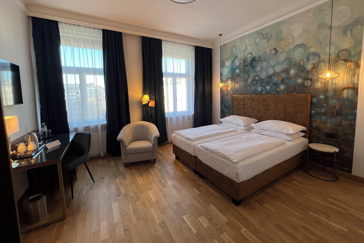 Deluxe Double or Twin Room, Non Smoking | 1 bedroom, hypo-allergenic bedding, in-room safe, individually decorated