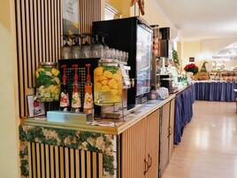 Sarapan bufet pada hari minggu (EUR 23 seorang)