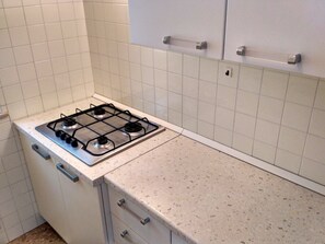 Køleskab, mikrobølgeovn, kaffe-/temaskine