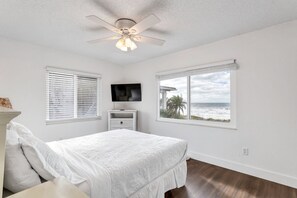 3 slaapkamers, een strijkplank/strijkijzer, gratis wifi, beddengoed