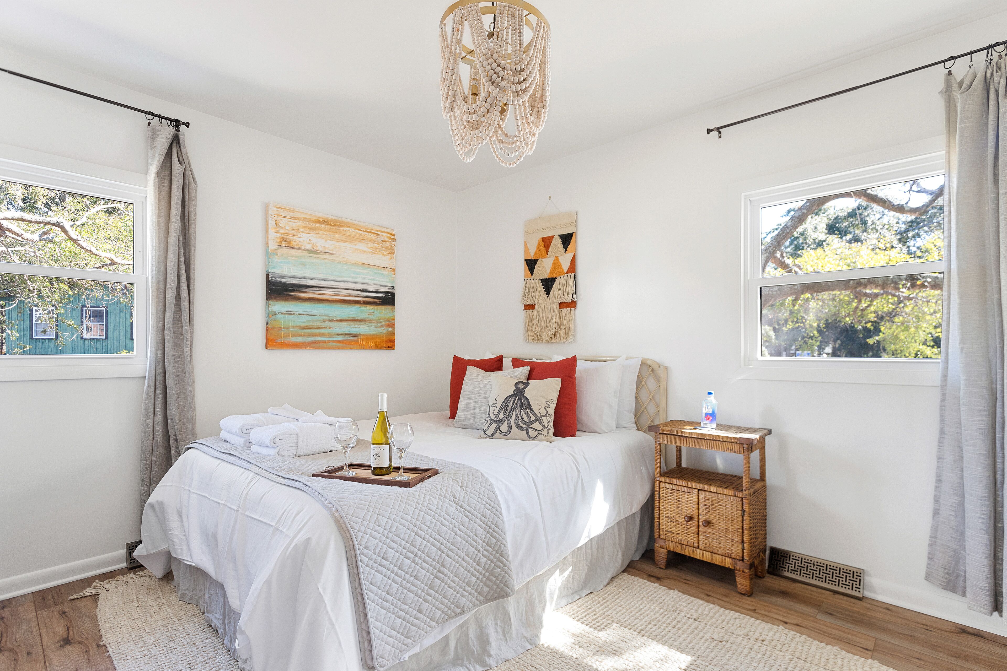 2 bedrooms, iron/ironing board, internet