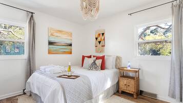 2 bedrooms, iron/ironing board, internet