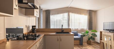 Frigorífico, cafetera o tetera y trona infantil