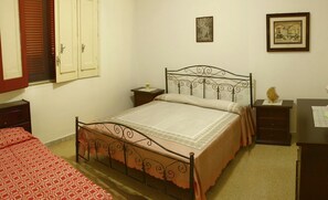4 bedrooms, iron/ironing board, bed sheets