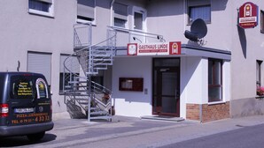 A building with a sign for 'Gasthaus Linde' and a satellite dish on the roof. - Gasthof Linde-Classico (Bad Mergentheim)