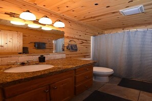 Bathtub, hair dryer, towels - Reunion Lodge Near Yellowstone with Hot Tub (Island Park)