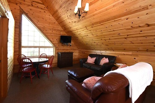 Reunion Lodge Near Yellowstone with Hot Tub