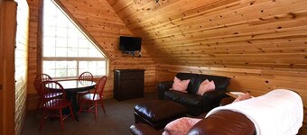 Reunion Lodge Near Yellowstone with Hot Tub