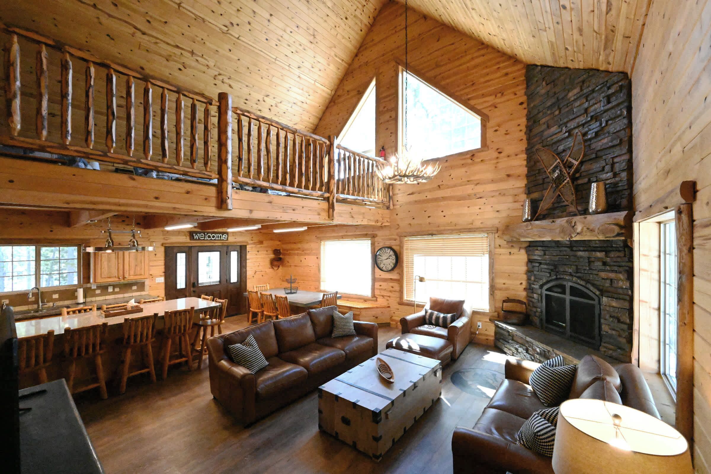 Televisie, een open haard en een kantoor