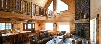 Reunion Lodge Near Yellowstone with Hot Tub