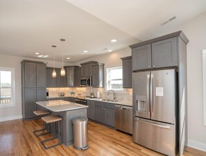 冷蔵庫、電子レンジ、オーブン、コンロ