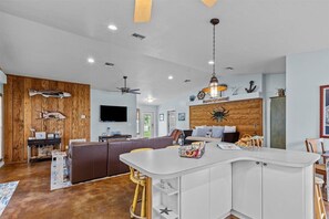 Téléviseur connecté, lecteur de DVD, livres