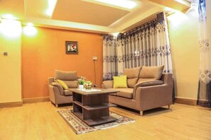 อพาร์ทเมนท์สำหรับครอบครัว | บริเวณนั่งเล่น | ทีวี 28 นิ้ว พร้อมช่องดิจิตอล