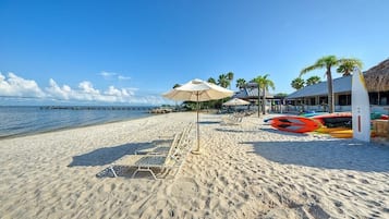 Plage privée, chaise longue, serviettes de plage