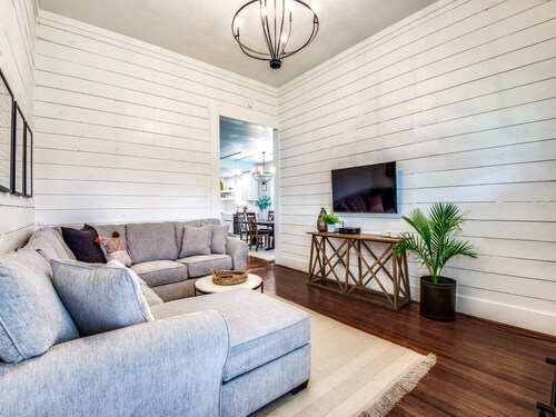 Adorable Downtown Aubrey Home - Sleeps 7