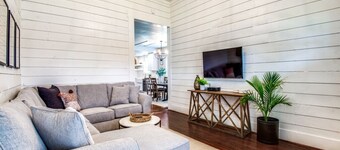 Adorable Downtown Aubrey Home - Sleeps 7