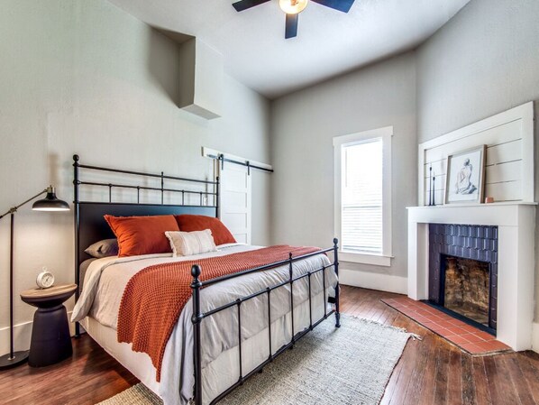 3 habitaciones, tabla de planchar con plancha y cuna de viaje