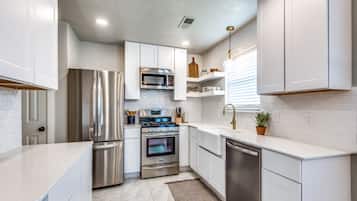 Refrigerador, microondas, horno, placa de cocina