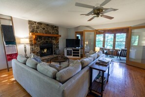 Smart TV, fireplace, books, smart speakers - ❤ Cozy Log Cabin w/Stunning View! Waterfall, 3 Fireplaces, Arcade, Stocked! (Highlands)